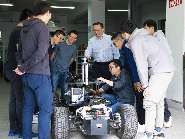 【寻访身边的榜样】他把“小”车开上“大”舞台———访东南大学首席教授殷国栋