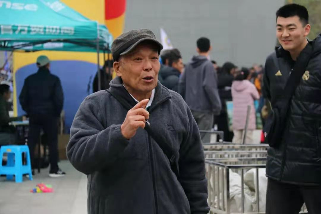 【寻访身边的榜样】鹤发银丝映日月 丹心热血沃新花——记交通学院班主任老师许映泉